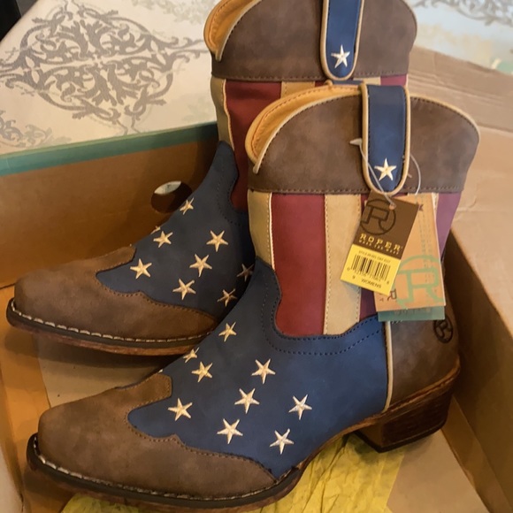 Brand new American Flag boots. So gorgeous! They are a size 9 but run small!!!! - Picture 4 of 4